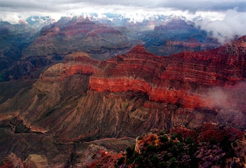 El entorno natural del Gran Cañón, con su geografía escarpada, supone desafíos permanentes para las labores de asistencia y rescate (AP Foto/Matt York, Archivo)