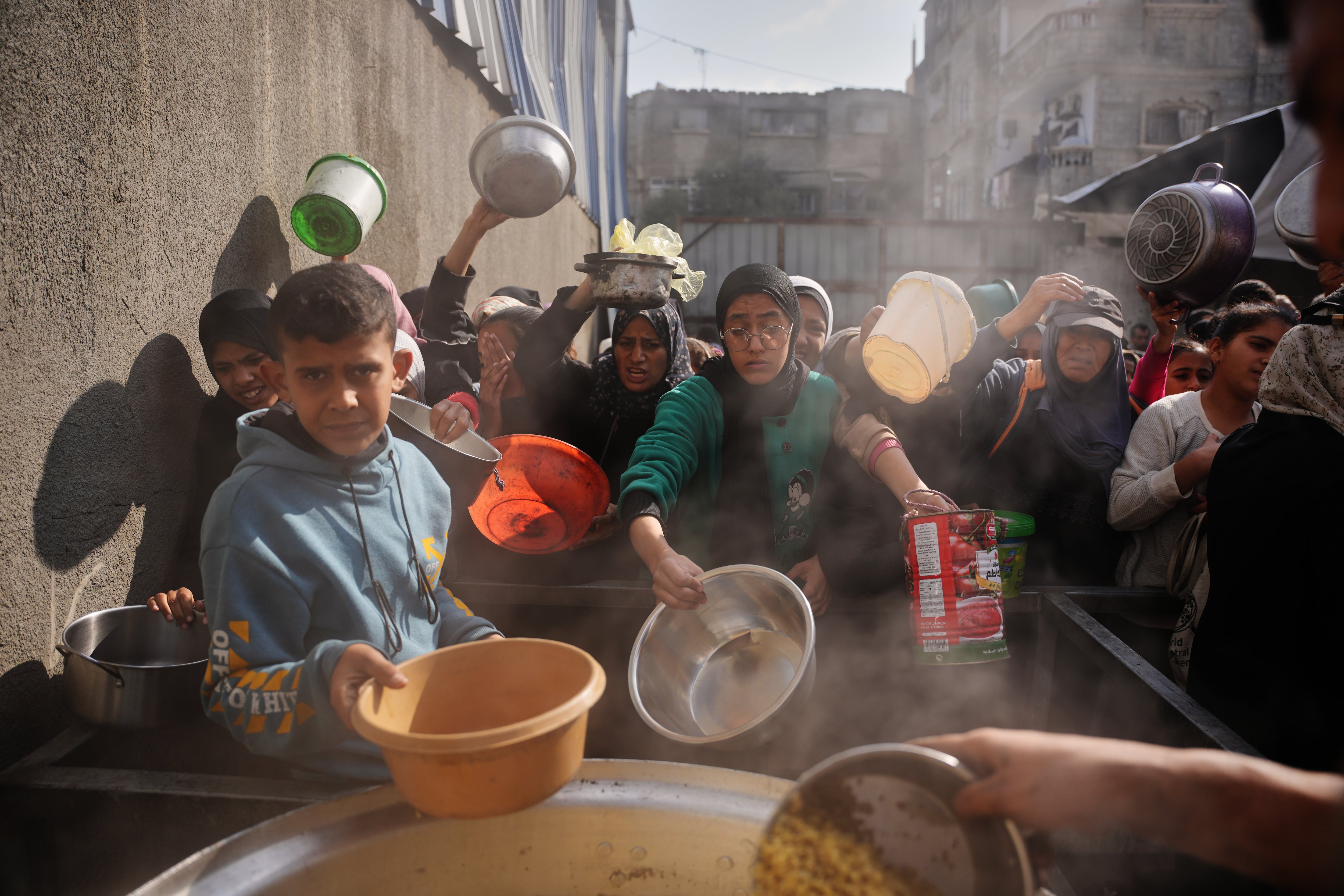 Palestinos reciben alimentos en Nuseirat, Franja de Gaza, el 17 de diciembre del 2025. (AP foto/Abdel Kareem Hana)