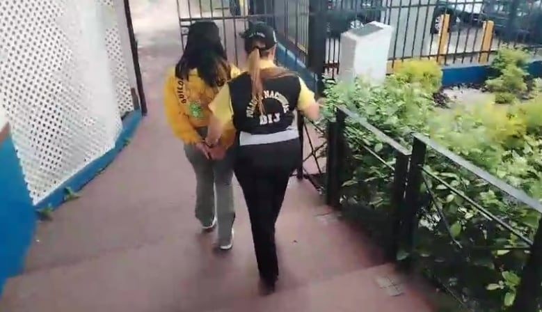 La mujer presuntamente vinculada con el homicidio de Pérez Correa fue conducida ante las autoridades correspondientes. (PGN)