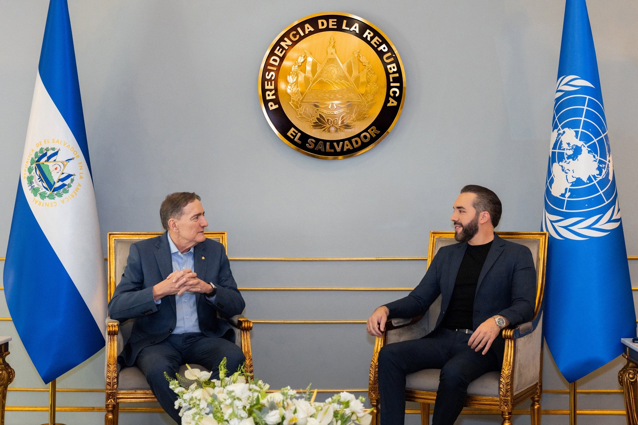 El presidente Nayib Bukele recibió de Dr. Jarbas Barbosa, director de la OPS, el reconocimiento a El Salvador como el primer país de Centroamérica en eliminar el tracoma como problema de salud pública. (Cortesía: Casa Presidencial)