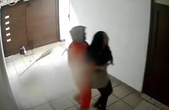 Los hombres entraron por la fuerza al domicilio en donde sometieron a las víctimas. Foto: (Captura de pantalla)