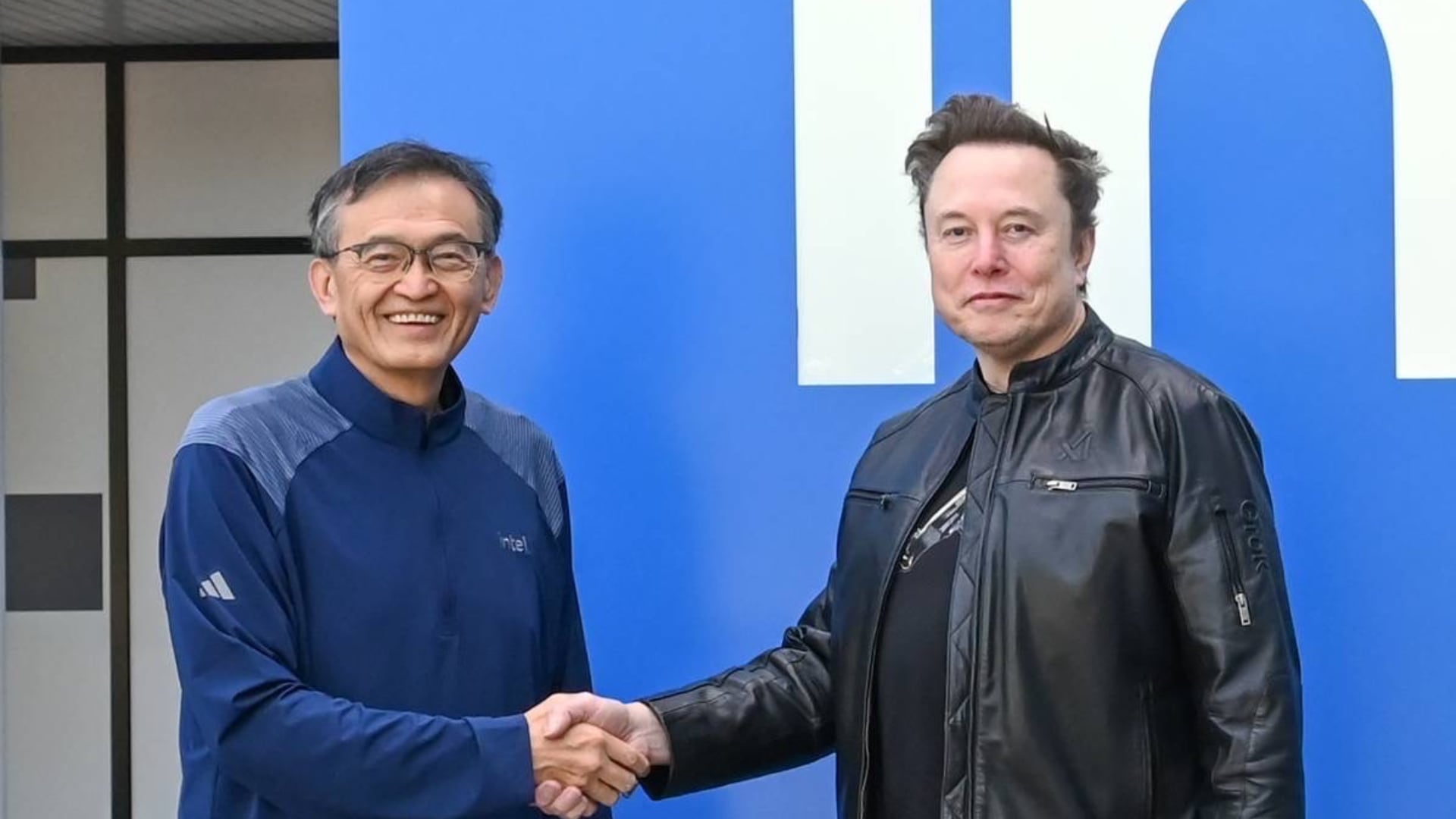 Lip-Bu Tan y Elon Musk posan con motivo del reciente acuerdo. (Intel)