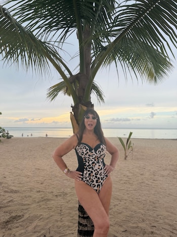 Moria Casán mostró en el Caribe una malla enteriza con estampado de leopardo y una bikini triangular animal print
