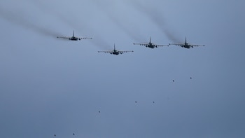 Aviones militares lanzan bombas sobrevolando