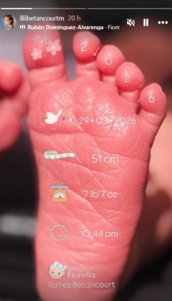 Liliana compartió una imagen del pie de su hija, revelando que Fiorella nació el 29 de marzo a las 10:44 a.m., pesó 7 libras y midió 51 centímetros - crédito @lilibetancourtm/ Instagram