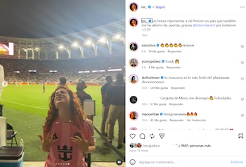 Nicole Zignago canta en el borde de un campo de fútbol iluminado, junto a una publicación de Instagram con comentarios
