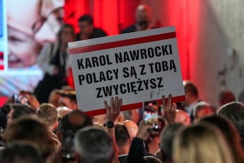 Una persona sostiene una pancarta