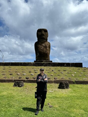 Con una escultura de Rapanui