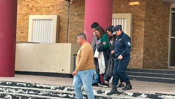El cuartel de Bomberos de la Policía de San Juan recibió a familiares, compañeros y autoridades tras confirmarse la muerte de los siete ocupantes del helicóptero (Fotos: Diario Huarpe)