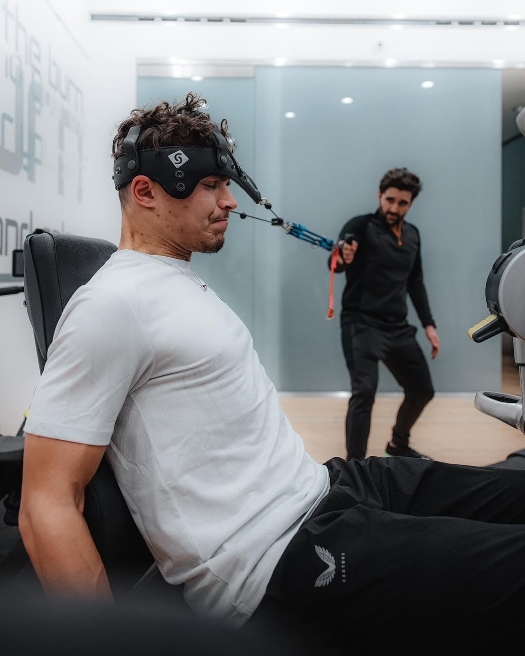 Los impactantes entrenamientos para el cuello a los que son sometidos los pilotos de la Fórmula 1 (@Lando)