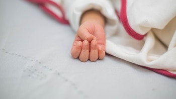 Médicos alertan por muertes de bebés asociadas a prácticas de “rociado y purga” en Honduras