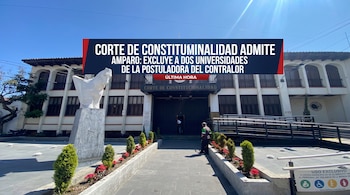 Fachada del edificio de la Corte de Constitucionalidad, con un cartel informativo, una estatua blanca, jardineras y una rampa de acceso.
