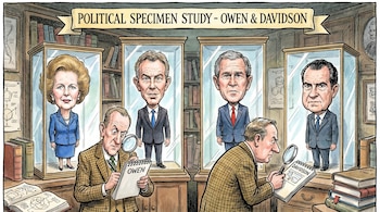 Ilustración de dos hombres, Owen y Davidson, con lupas y cuadernos, estudiando caricaturas de Margaret Thatcher, Tony Blair, George W. Bush y Richard Nixon exhibidas en vitrinas.