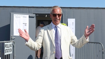 El ultranacionalista Nigel Farage regresa al Parlamento tras ganar las elecciones locales en Clacton