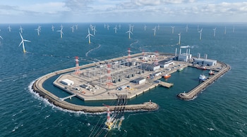 Dinamarca estudia levantar una isla artificial en el mar del Norte, a unos 80 kilómetros de la península de Jutlandia, con la finalidad de centralizar y distribuir electricidad generada por cientos de aerogeneradores marinos (VisualesIA Scribnews)