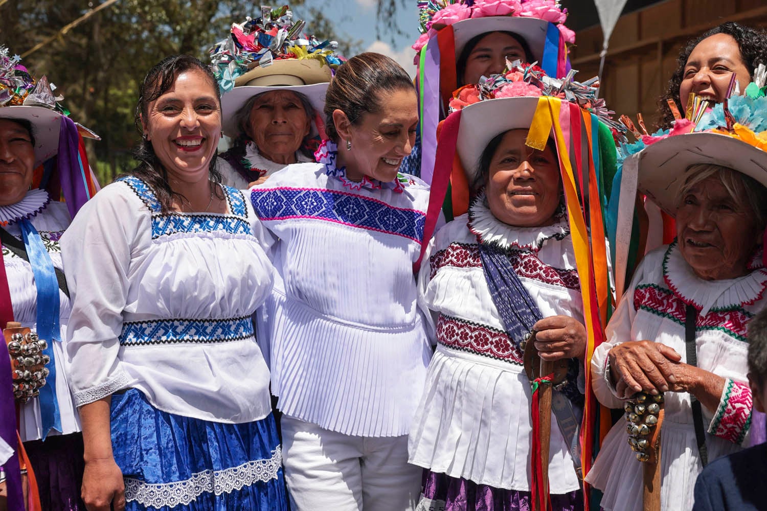 Amealco, Querétaro, México. 3 de agosto 2025. La presidenta constitucional de los Estados Unidos Mexicanos, la Doctora Claudia Sheinbaum Pardo en Asamblea del Fondo de Aportaciones para la Infraestructura Social para Pueblos y Comunidades Indígenas y Afromexicanas (FAISPIAM). Acompañan a la presidenta: Rosa Icela Rodríguez Velázquez, secretaria de Gobernación; Ariadna Montiel, secretaria de Bienestar; Leticia Ramirez coordinadora de asuntos gubernamentales; Gloria Cruz, comunidad San Juan; Rosalinda de Jesús Blas, tesorera de la comunidad de Iasopi y Adelfo Regino Montes, Director general del Instituto Nacional de los Pueblos Indígenas.Foto: Gabriel Monroy /Presidencia