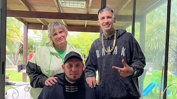 El cantante y su mamá