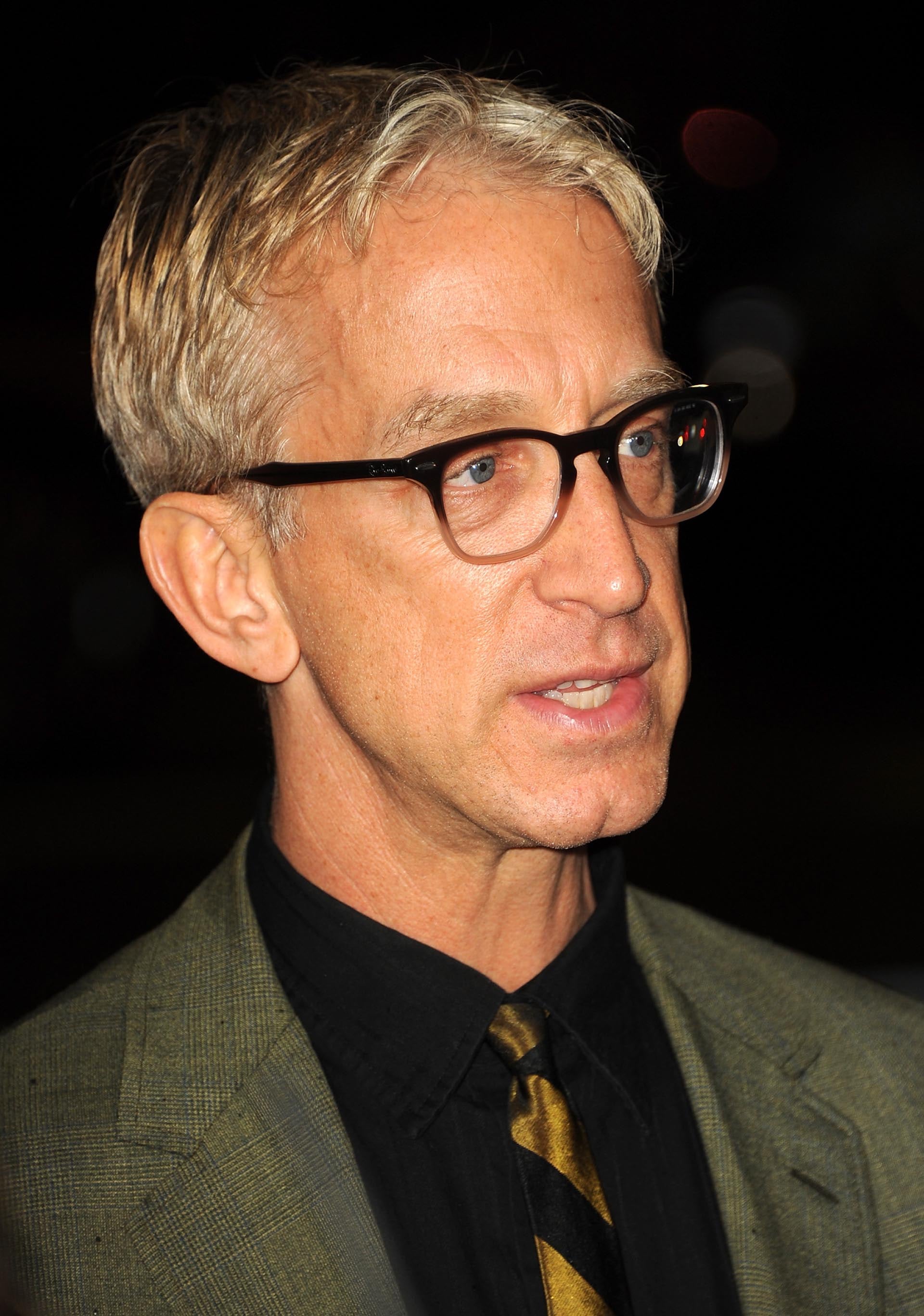 Antecedentes de adicción y problemas legales de Andy Dick resurgen tras el reciente incidente documentado por medios como TMZ y PEOPLE.