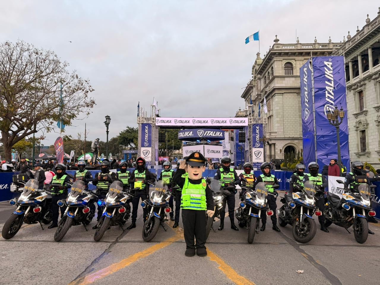 Los agentes de tránsito coordinaron controles viales en el trayecto comprendido entre Guatemala y Esquipulas./(PNC de Guatemala)