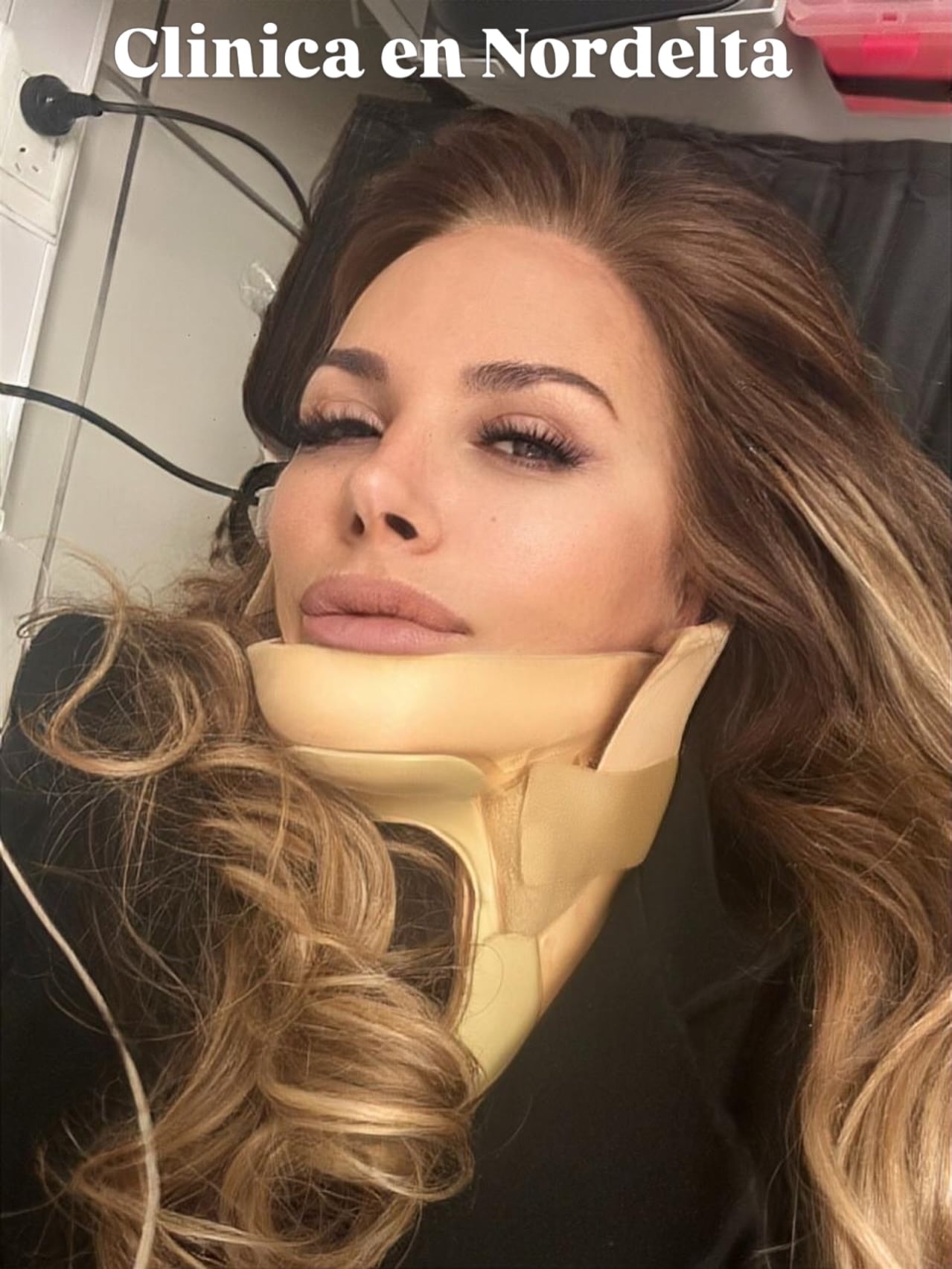 La cantante Daniela usa un cuello ortopédico en una clínica de Nordelta, luego de un accidente automovilístico.