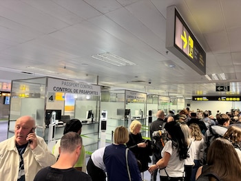 Colas de pasajeros en el