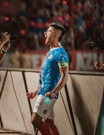 El estadio Óscar Quiteño vivió una noche inolvidable con fuegos artificiales y un ambiente de apoyo excepcional para FAS. (Cortesía: C.D. FAS)