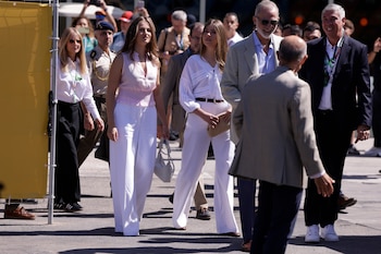 El rey Felipe con la princesa Leonor y la infanta Sofía en la F1 (EFE)