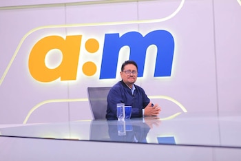 El sociólogo y docente Mauricio Rodríguez, durante su participación en la entrevista matutina donde analizó el impacto social del nuevo Hospital Nacional Rosales (Cortesía Entrevista AM).