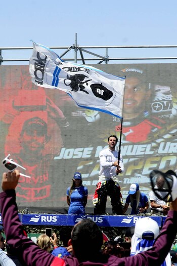 Celebrando en el podio su