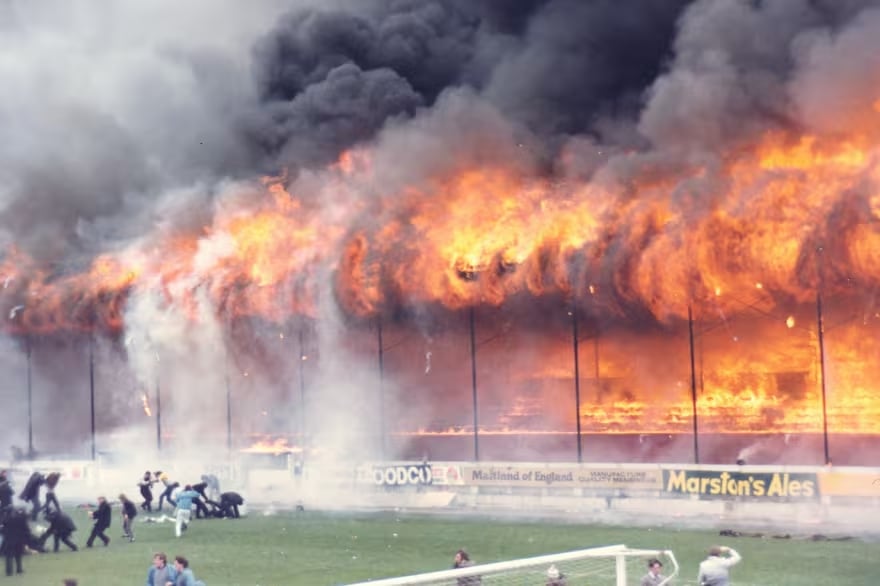 El incendio en la tribuna principal de Valley Parade causó 56 muertos y más de 260 heridos. Todo se prendió fuego en solo cuatro minutos y medio