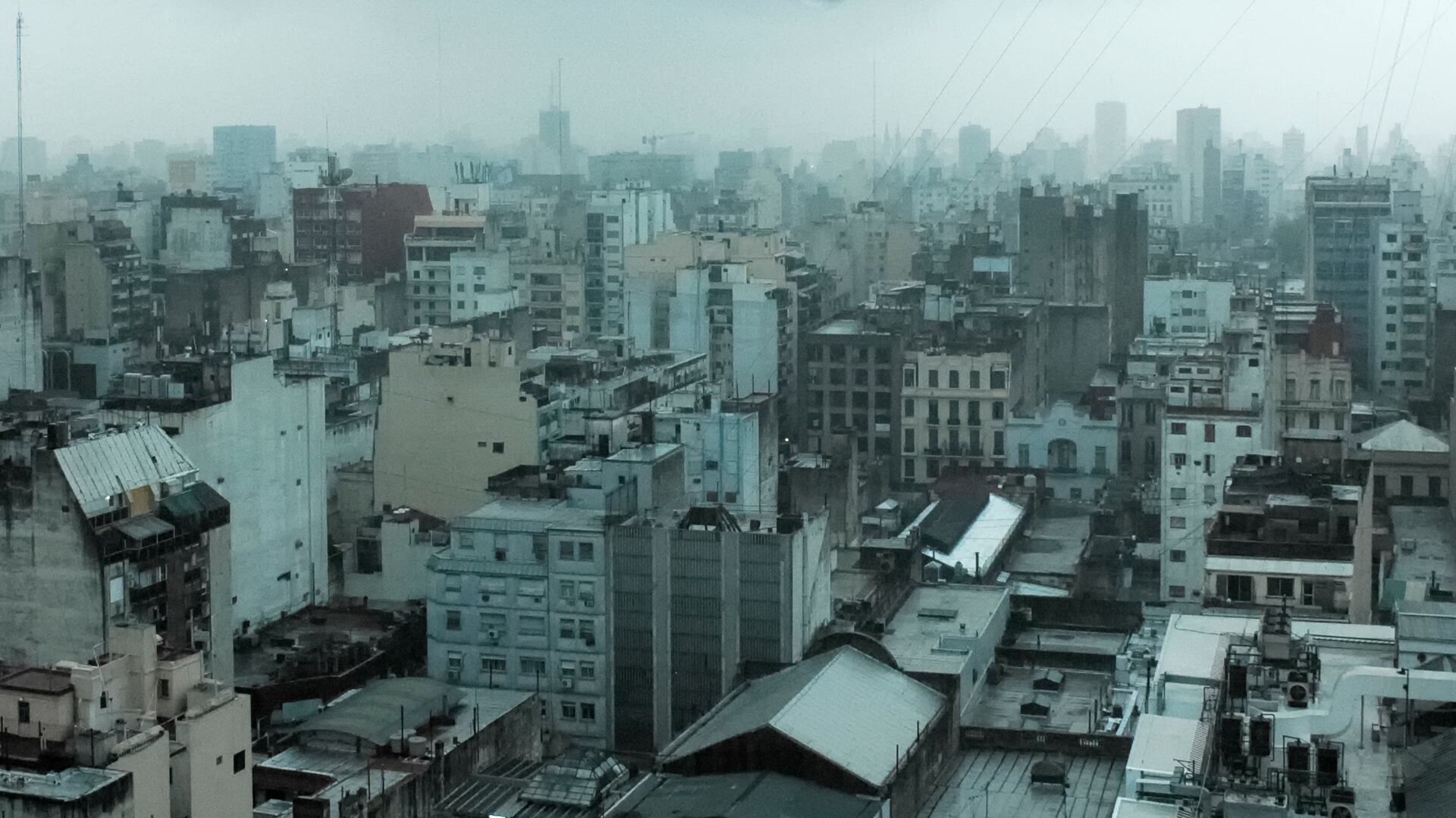 Un frente frío avanza desde el sur con lluvias dispersas en provincias del centro y noreste del país (IStock)