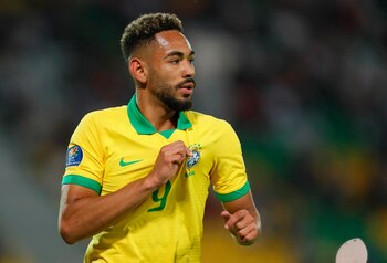 En la imagen un registro del delantero brasileño Matheus Cunha, al actuar con la selección de fútbol de su país. EFE/Ernesto Guzmán Jr/Archivo