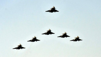 Mueren dos soldados tras estrellarse