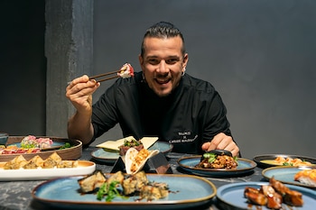 Carlos Maldonado con sus creaciones para el restaurante Sumo (Cedida)