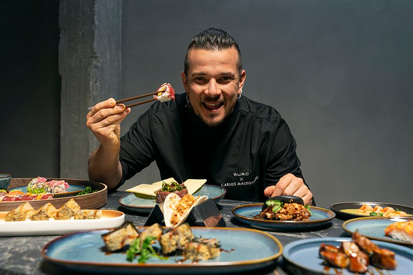 Carlos Maldonado con sus creaciones para el restaurante Sumo (Cedida)