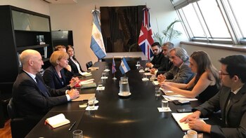 La vicecanciller Morton y el embajador Kent, durante la reunión que mantuvo con el vicecanciller Tettamanti y su equipo