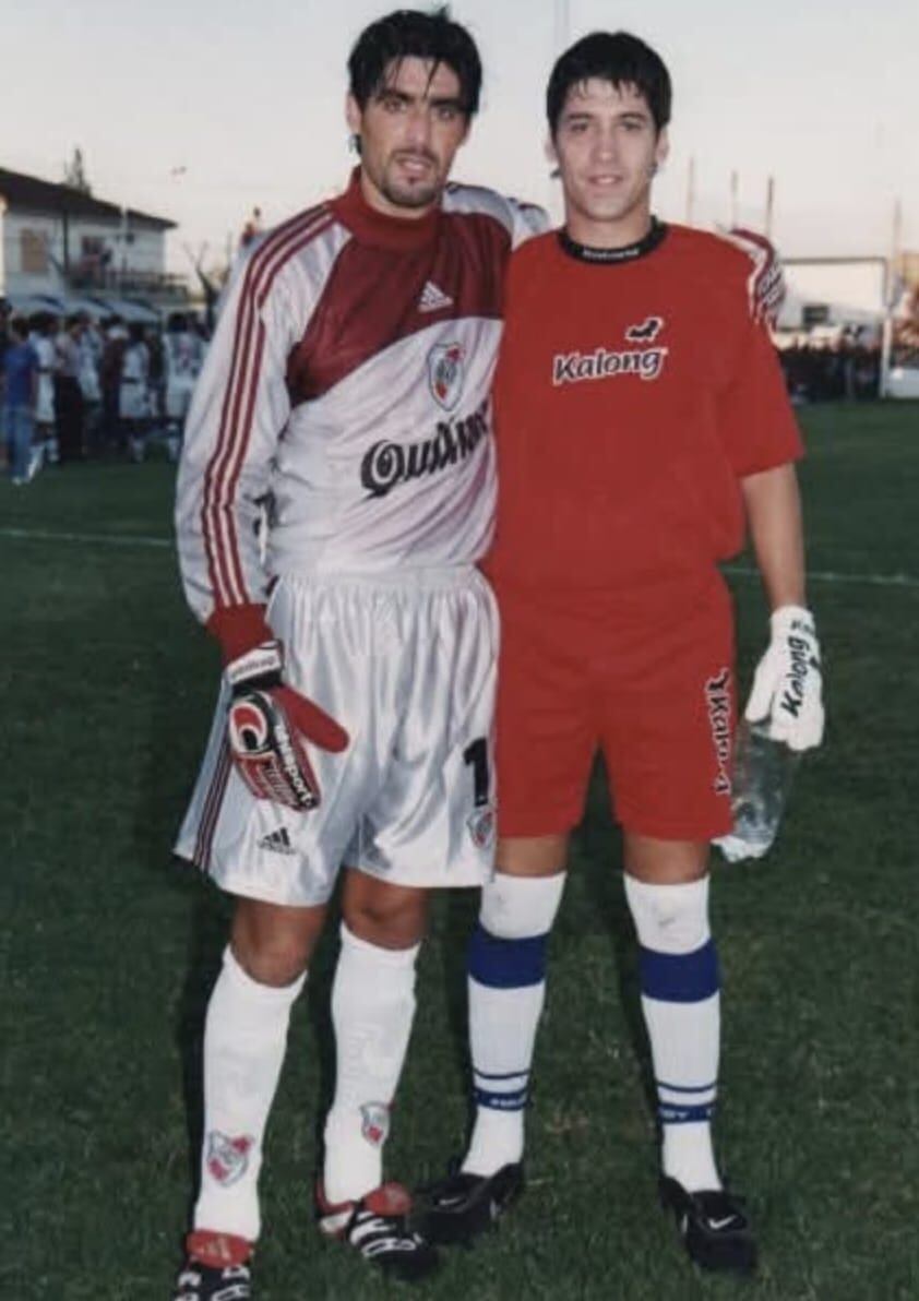 Matías Carnival con Roberto Bonano en un amistoso ante River Plate