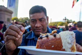 El muñequito de la rosa