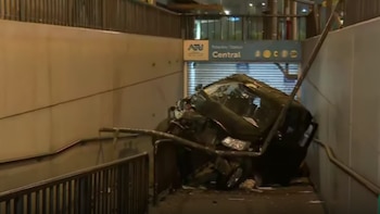 Auto cae sobre acceso peatonal del Metropolitano tras choque con deportivo en Lima | Latina Noticias