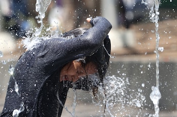 Un niño fue captado este 12 de mayo al refrescarse en una fuente, para enfrentar la ola de calor que genera "temperaturas extremas" superiores a los 40 grados Celsius, en la plaza Gerardo Barrios de San Salvador (El Salvador). EFE/Javier Aparicio