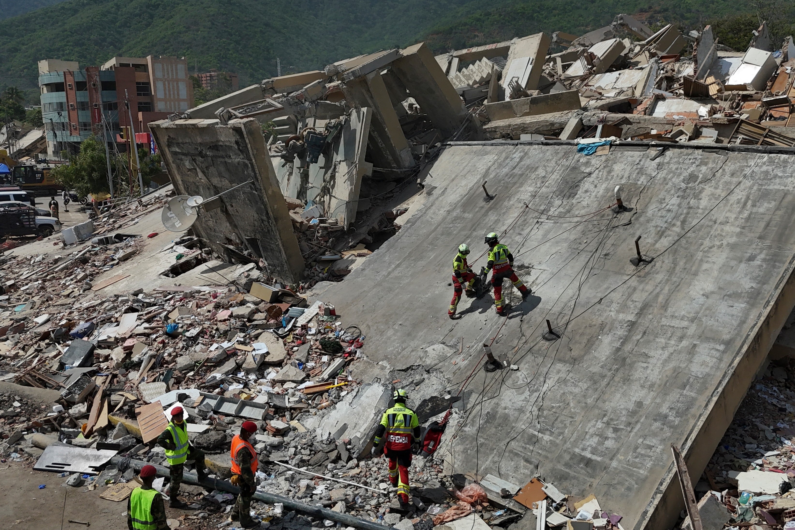 El doble terremoto de magnitudes 7,2 y 7,5 dejó al menos 1.450 muertos y más de 3.000 heridos en el norte de Venezuela (Foto AP/Matias Delacroix)