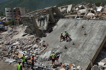 Equipos de rescate del Ejército mexicano buscan a personas atrapadas en edificios colapsados tras los sismos que sacudieron La Guaira, Venezuela, el domingo 28 de junio de 2026. (Foto AP/Matias Delacroix)