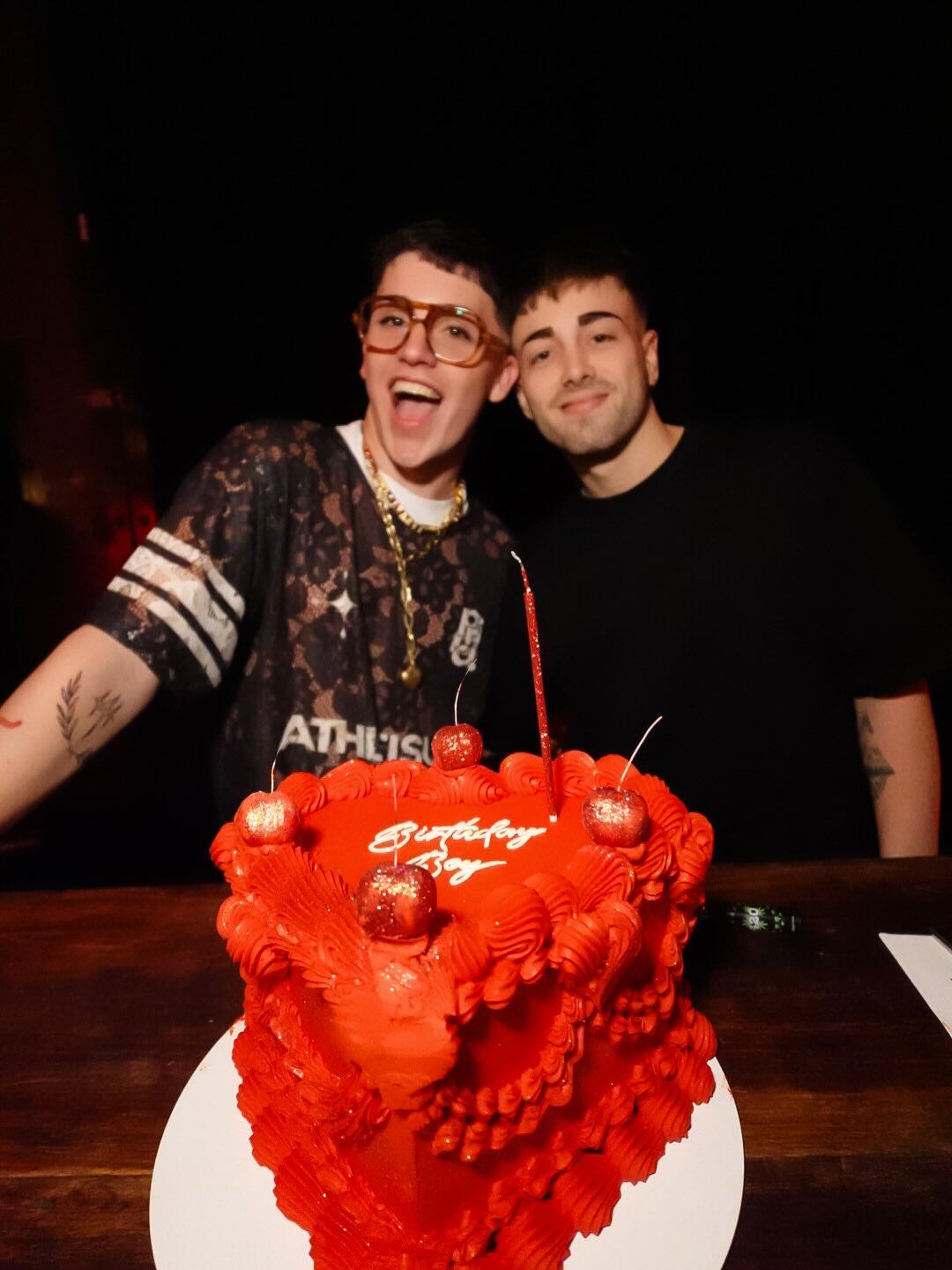Otero seleccionó una torta en forma de corazón con frosting de color rojo (Foto: Instagram)