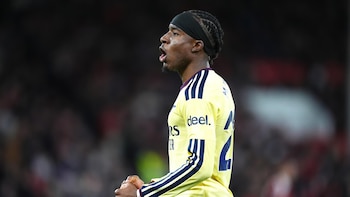(Crónica) El Arsenal gana con lo mínimo al Forest y el Manchester United sigue flojeando