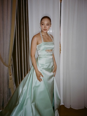 Un diseño de satén verde