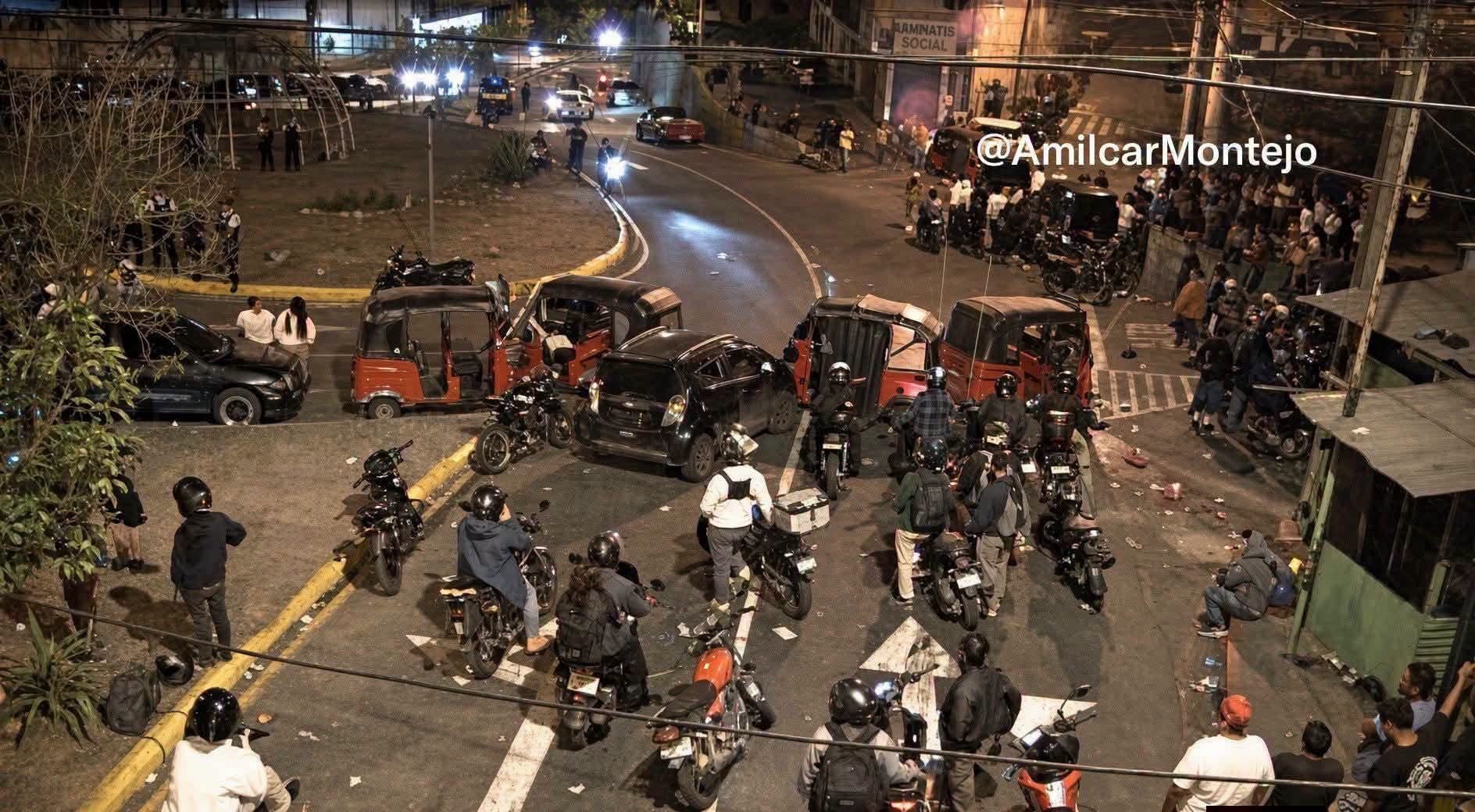 La jornada de bloqueos en Guatemala dejó seis agentes heridos, varios arrestos y un vehículo incendiado en Zacapa tras protestas por el alza de los combustibles. (Amilcar Montejo)