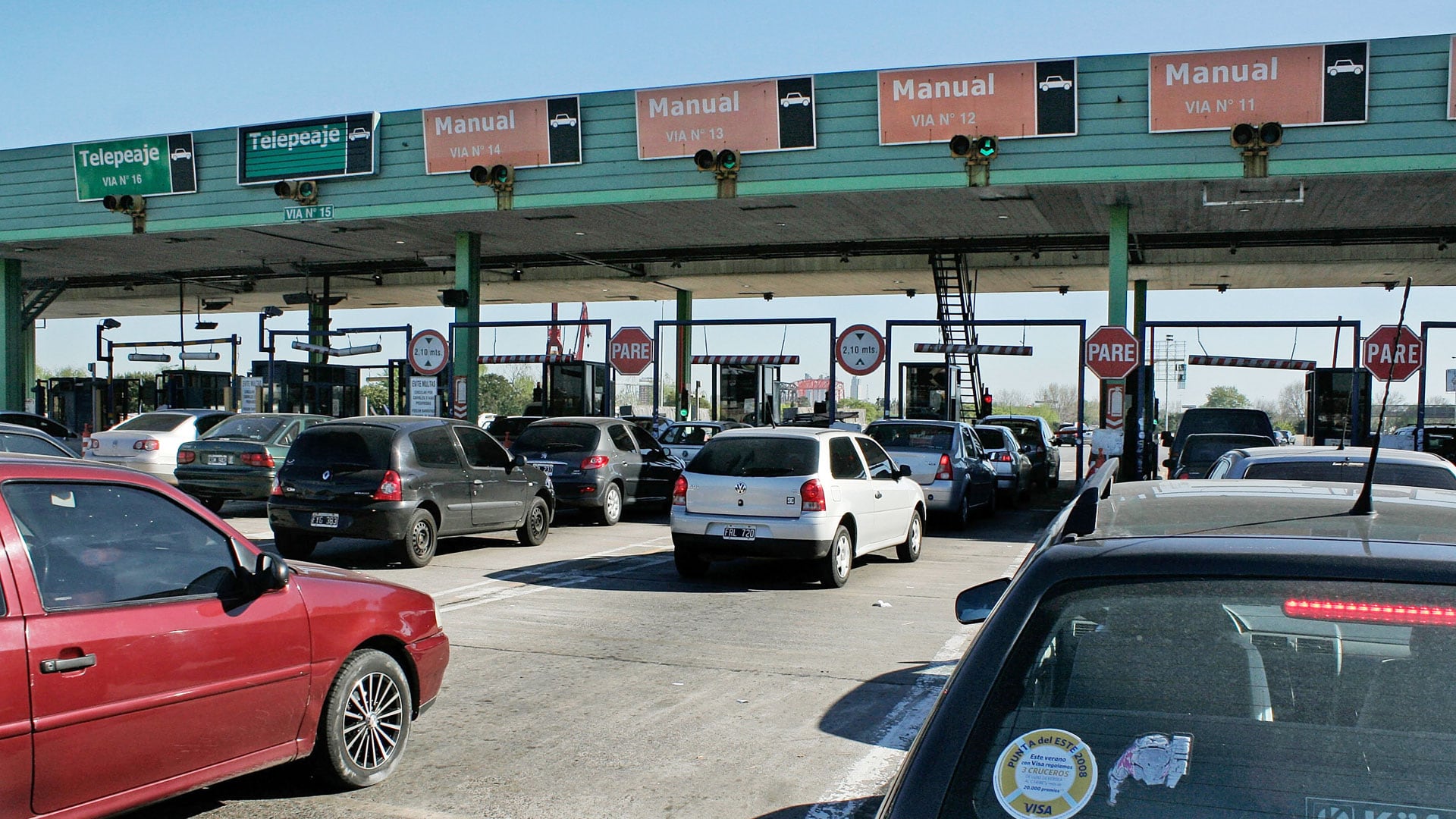 Los cuadros tarifarios de la Autopista Buenos Aires-La Plata muestran que los vehículos de dos ejes pueden pagar entre $1.300 y $6.000 por pasada manual (NA)