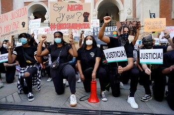 Los manifestantes, miles según las estimaciones de la policía local, se reunieron a media jornada frente a la embajada de Estados Unidos en Madrid, para condenar la muerte de George Floyd, un afroamericano de 46 años, repitiendo sus últimas palabras "No puedo respirar"