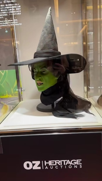 El sombrero usado por Margaret Hamilton, quien interpretó a la Malvada Bruja del Oeste, también será parte de la subasta junto a las zapatillas de rubí
(Créditos: Instagram/Heritage Auctions)