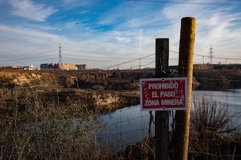 Cartel informativo en las lagunas de Ambroz, a 11 de marzo de 2026, en Madrid (España). (Rafael Bastante/Europa Press)